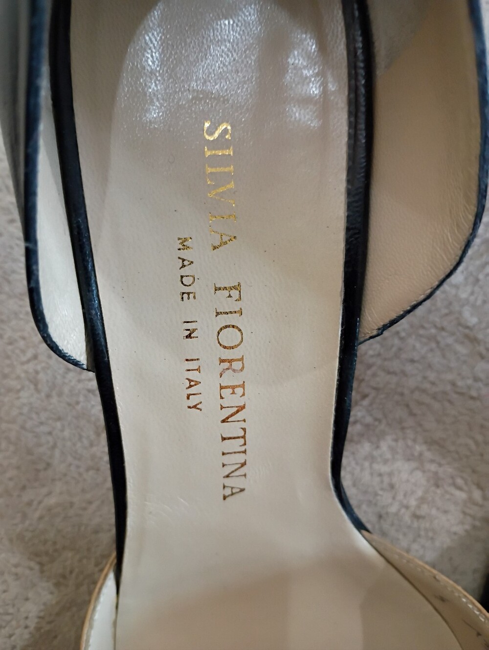 Silvia Fiorentina Two-Tone Black and Tan Pointed Kitten Heel Pumps with Bow - Picture 4 of 9